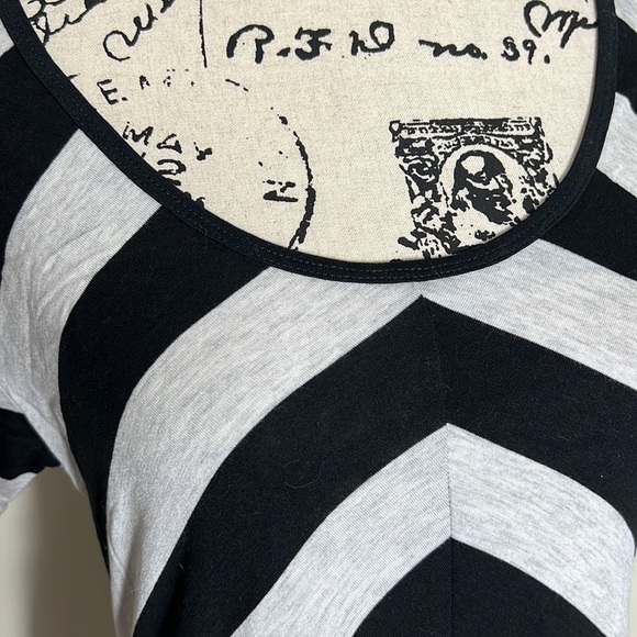 LuLaRoe Classic T - Picture 2 of 5